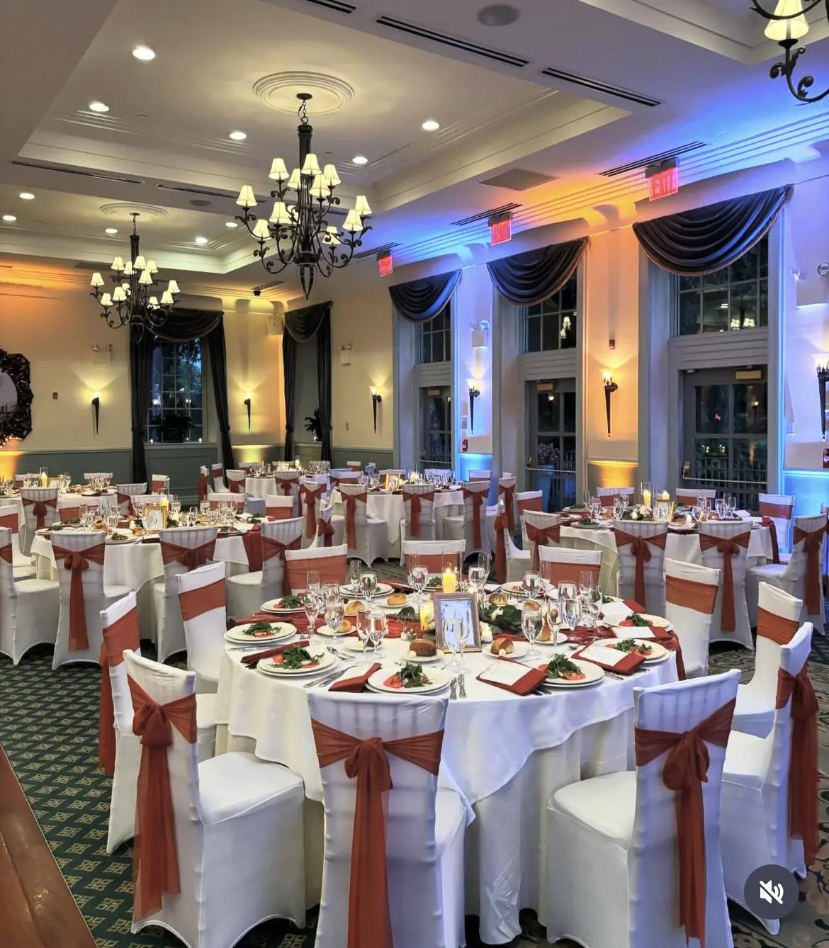 Round Table rental in Brooklyn NYC with tablecloths and chairs with sashes